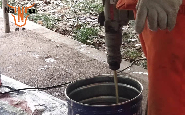 瓷砖背胶为什么有水斑？？？？？？？？